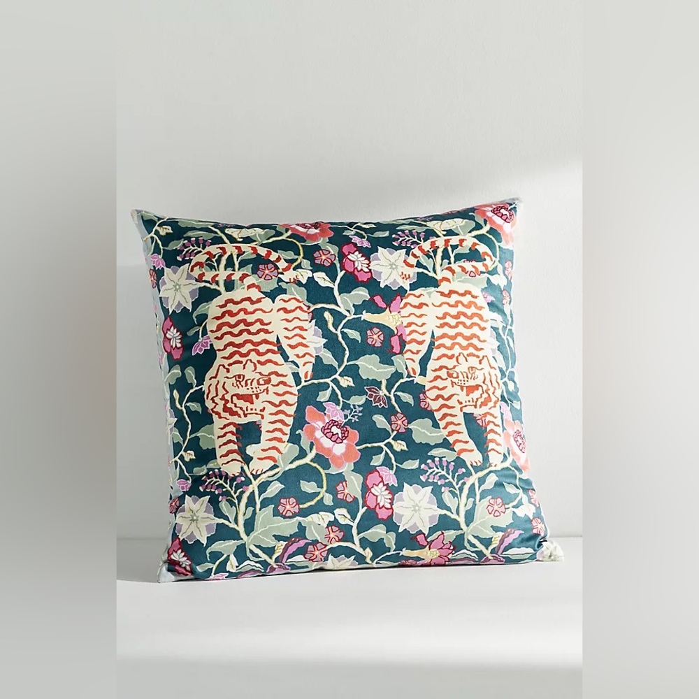 New Anthropologie Home Decor Millie Cotton Velvet Throw Pillow Tigers 20x20